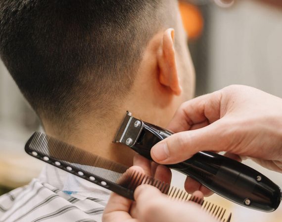 man getting a hair line up